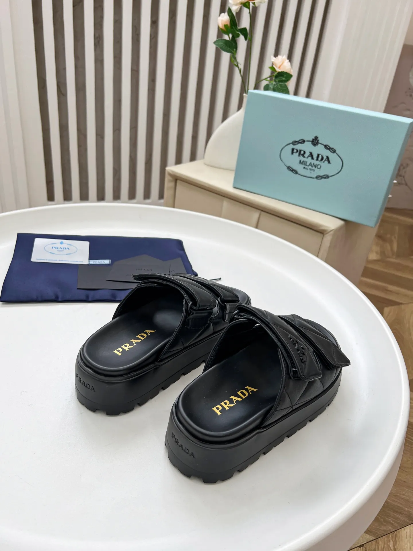 👟👟Ex-factory price 440👟👟 Prada/Prada 25ss summer new couple's beach thick-soled Birkenstock sandals. This shoe style is really a classic design that will not go out of style and is in line with everyone's current pursuit of comfortable and healthy wearing concepts. It is regarded by many domestic and foreign celebrities and fashionistas as an important choice for daily slippers. ✔Upper: imported super soft sheepskin ✔Inner lining: imported sheepskin ✔Hardware: Original molded split hardware ✔Outsole: Ultra-light, wear-resistant and non-slip foam sole ✔Number of yards: 35~40 (custom-made 40 pieces are non-refundable)